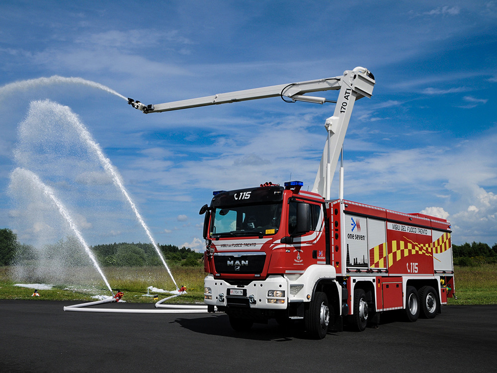 Feuerwehr im Einsatz mit Druckluftschaum