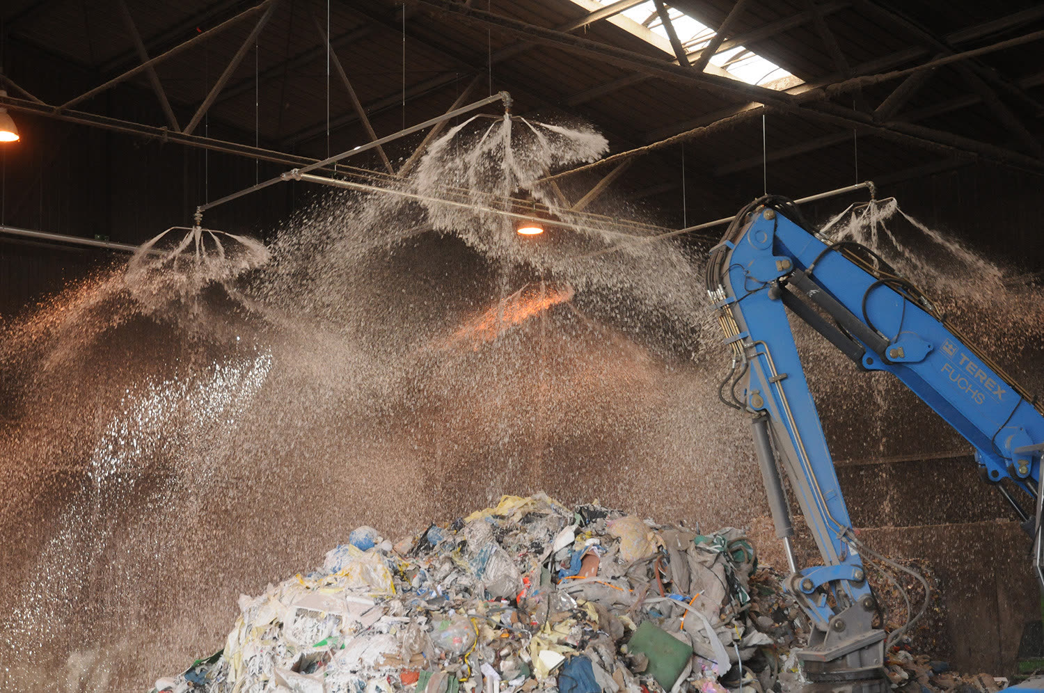 Stationäre Löschanlage in einer Recyclinghalle