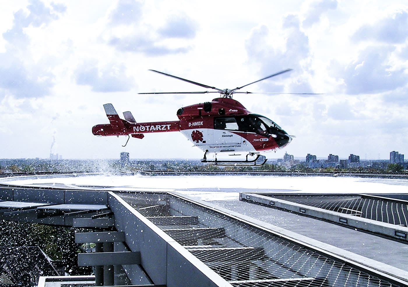 Rettungshubschrauber auf einem Hubschrauberlandeplatz
