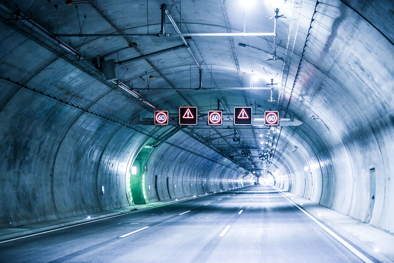 Straßentunnel mit Verkehrsschildern