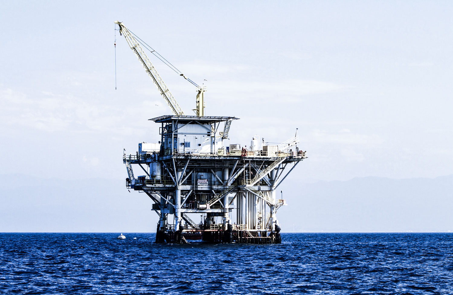 Offshore-Förderplattform auf dem Meer