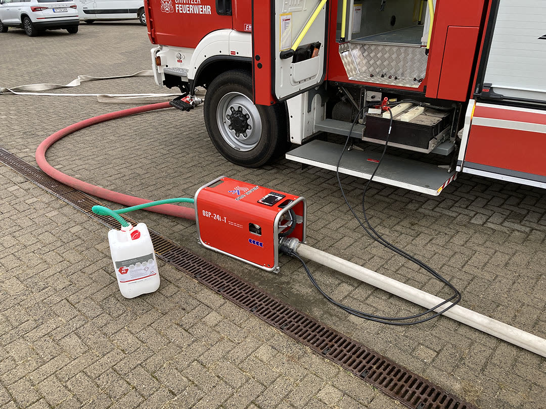 OSP-24i-T im Einsatz neben einem Löschfahrzeug mit Schlauchleitungen