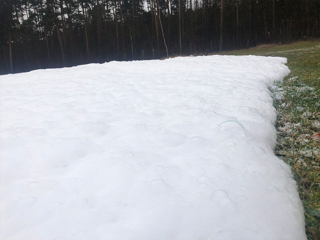 Geschlossene Schaumdecke auf einer Wiese