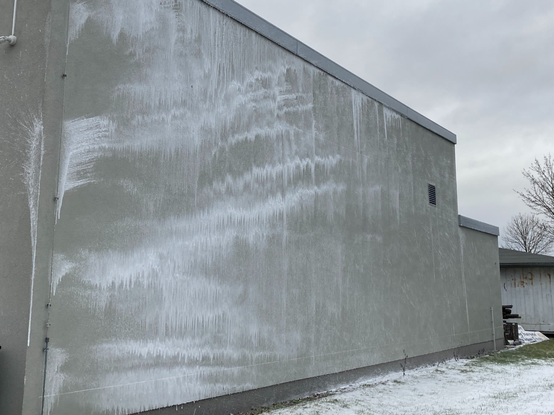 Gebäudewand mit Schaum