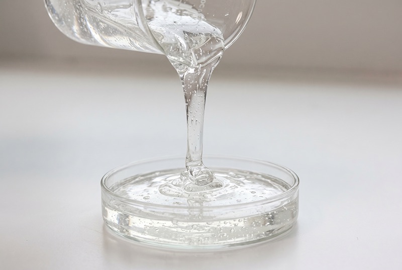 Vollhydratisiertes Schaummittel fließt gleichmäßig aus einem Becherglas in eine Schale