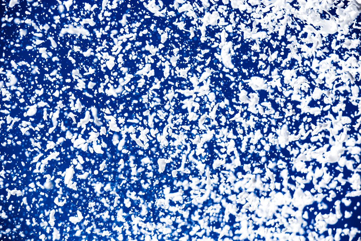 Löschschaum vor blauem Hintergrund