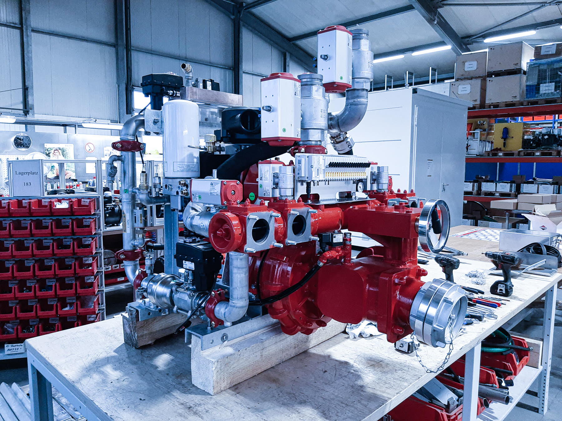 Rote Anlage auf der Werkbank in der Montage
