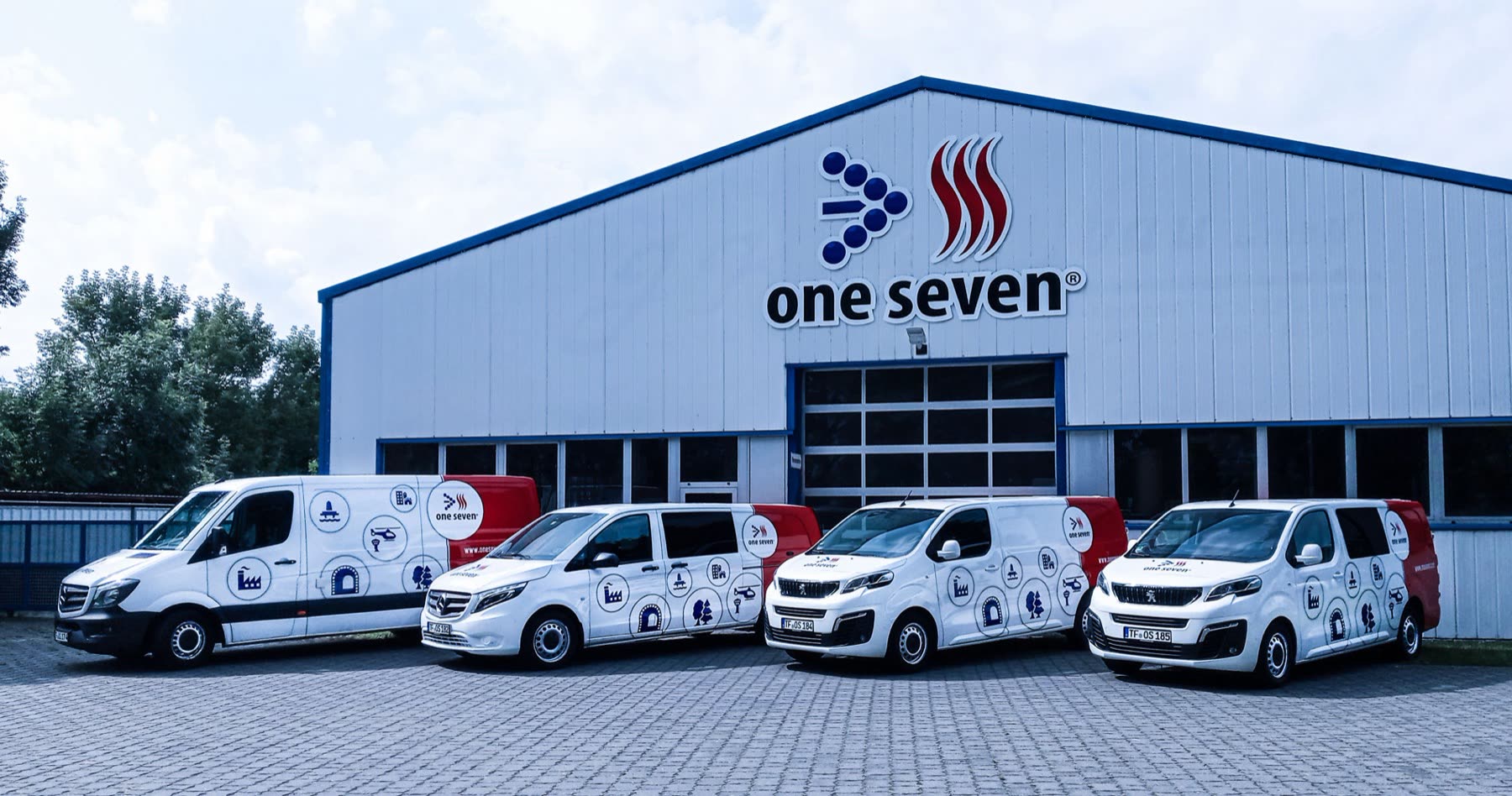 One Seven Firmengebäude mit Servicefahrzeugen